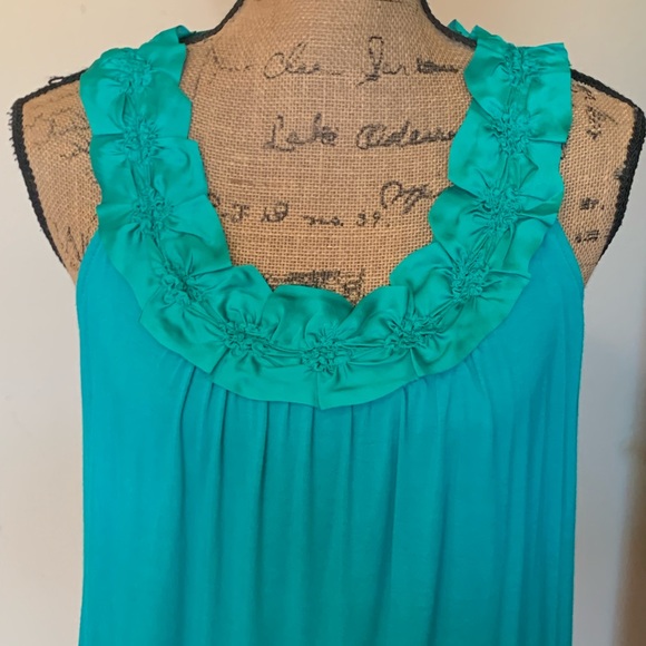 Gorgeous green petite blouse-New without tag! - Picture 2 of 3